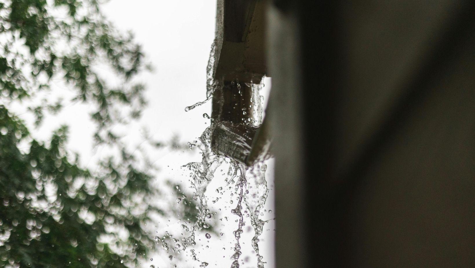 roof drainage failure, signs of roof drainage problem, prevent water damage roof, identify roof drainage issues, roof drainage maintenance, faulty gutter system, roof leak prevention, commercial roof drainage inspection, residential roof drainage warning, roof drainage system repair